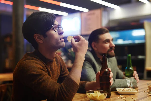 Football fans in pub — Stock Photo, Image