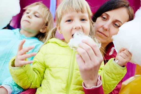 Küçük kızlar pamuk şeker yemek — Stok fotoğraf