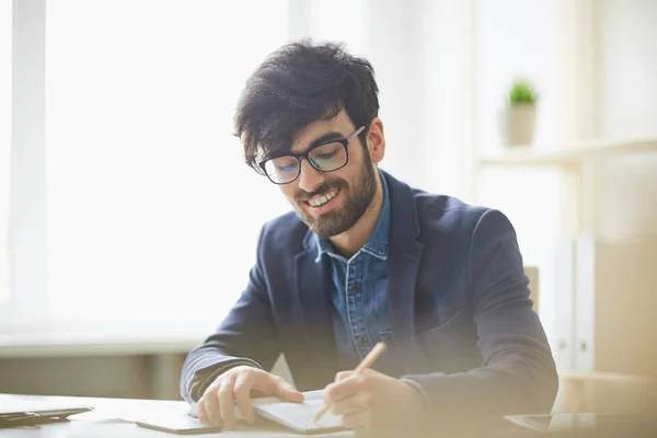 Hombre escribiendo en el cuaderno — Foto de Stock