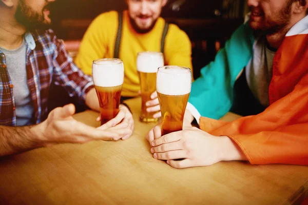 Szklanki jasnego piwa w ręce — Zdjęcie stockowe