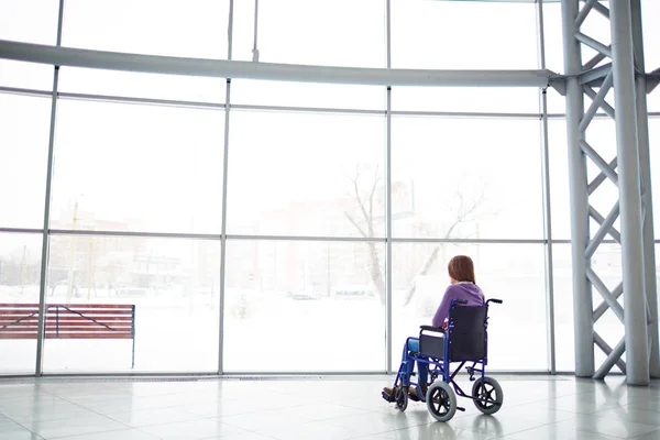 Kobieta niepełnosprawna siedząca na wózku inwalidzkim — Zdjęcie stockowe