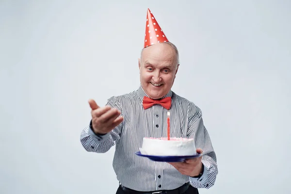 Man in party hat and festive bow — Stock Photo, Image