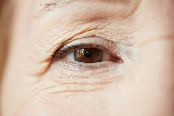 Hermoso ojo femenino — Foto de Stock