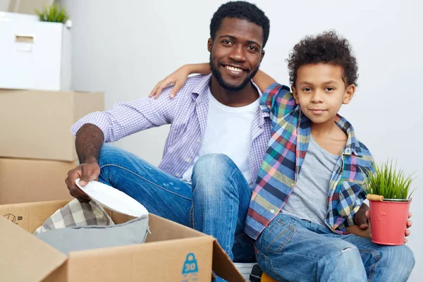 Hijo y padre desempacando cosas — Foto de Stock