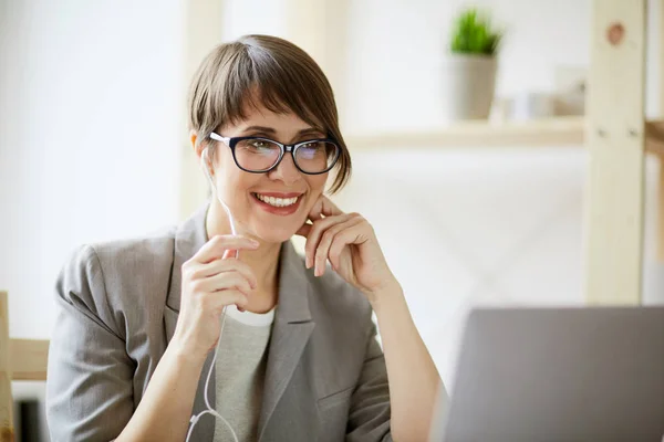 Affärskvinna med händerna fria mic — Stockfoto