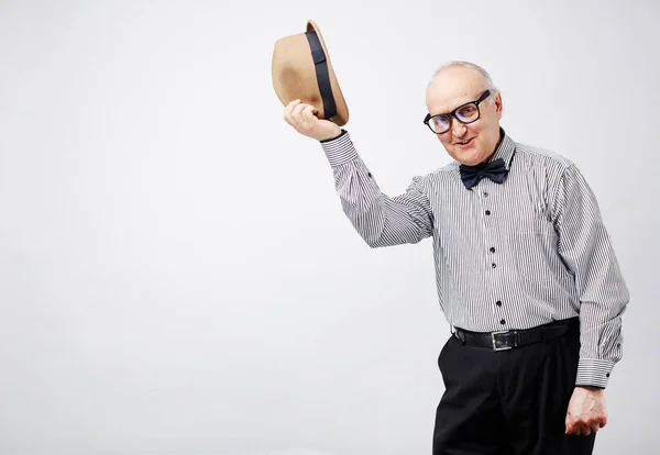 Hombre tomando su sombrero de jugador de bolos — Foto de Stock