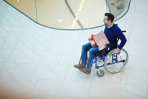 Adam tekerlekli sandalye alışveriş — Stok fotoğraf