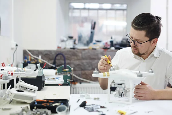 Hombre trabajando en la reparación de tecnología —  Fotos de Stock