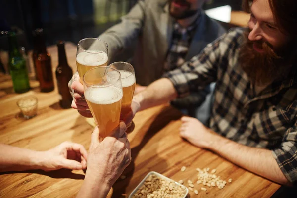 Bärtige Kumpels stoßen an — Stockfoto