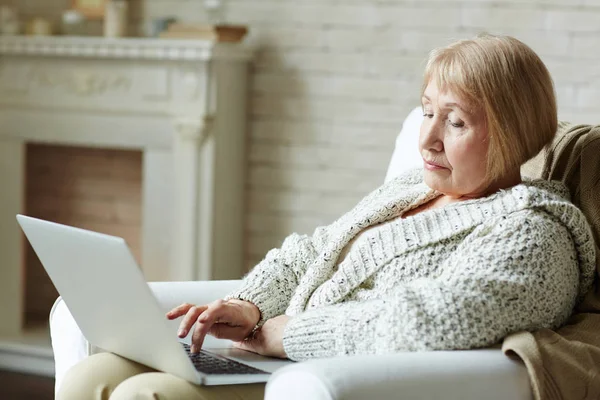 Mulher aposentada moderna com laptop — Fotografia de Stock