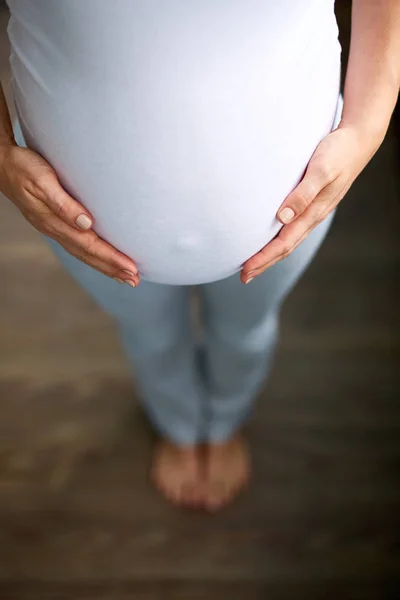 Mujer embarazada con vientre —  Fotos de Stock