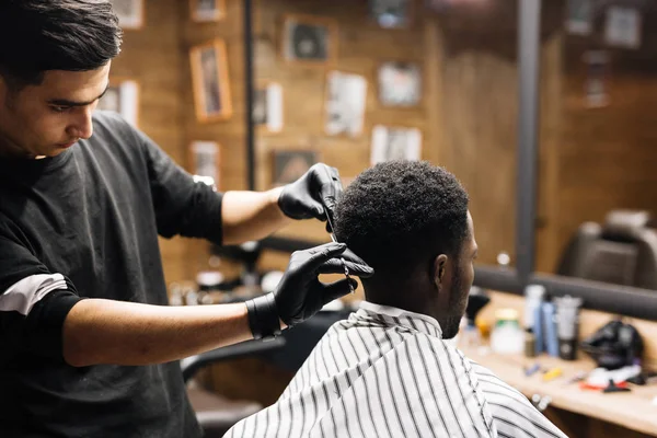 Barbers cutting client hair — Stock Photo, Image