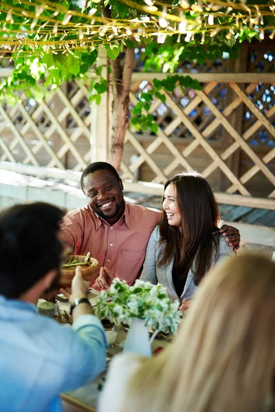 Freunde beim gemeinsamen Essen — Stockfoto