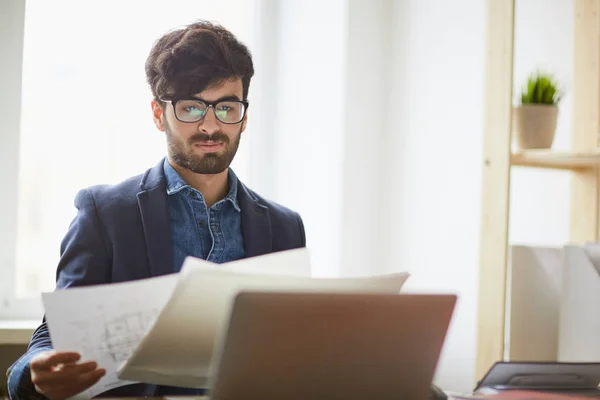 Diseñador creativo en el lugar de trabajo —  Fotos de Stock