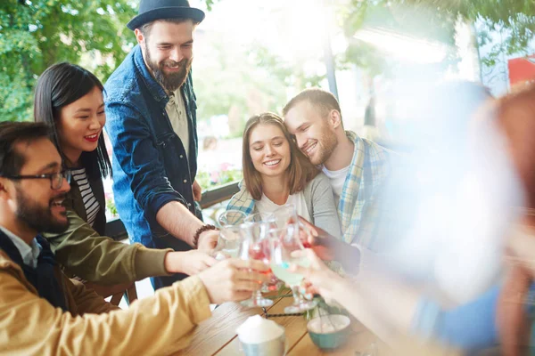 Freunde beim gemeinsamen Essen — Stockfoto