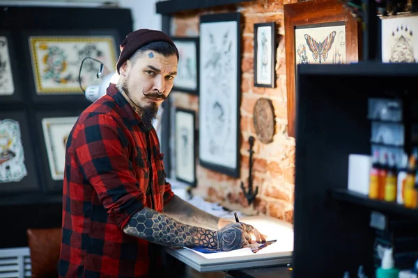Man making sample tattoo sketches — Stock Photo, Image