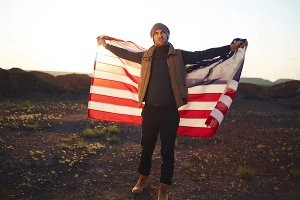 Hombre sosteniendo gran banne americano — Foto de Stock