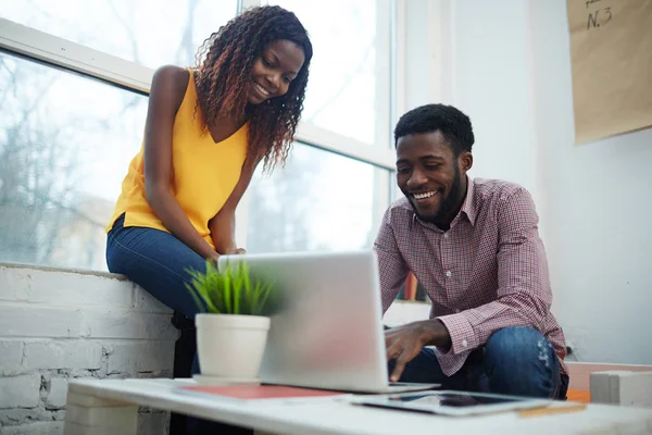 Afro-Amerikaanse ondernemers met laptop — Stockfoto