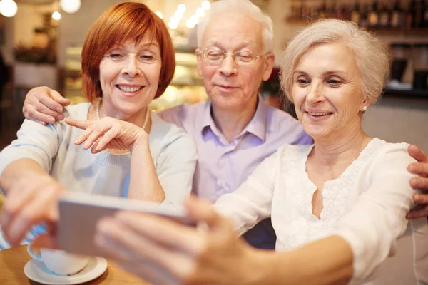 Pensionati che fanno selfie — Foto Stock