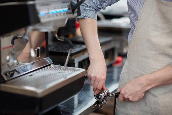 Barista mahlt Bohnen im Portafilter — Stockfoto