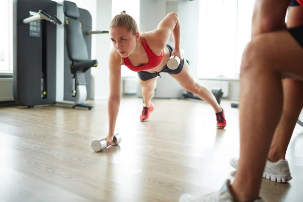 Sportieve vrouw doen push-ups — Stockfoto