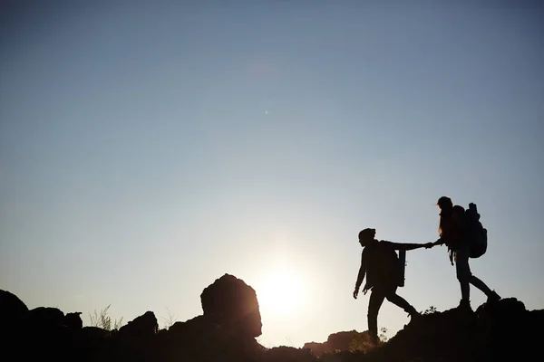 Casal andando no topo da montanha — Fotografia de Stock