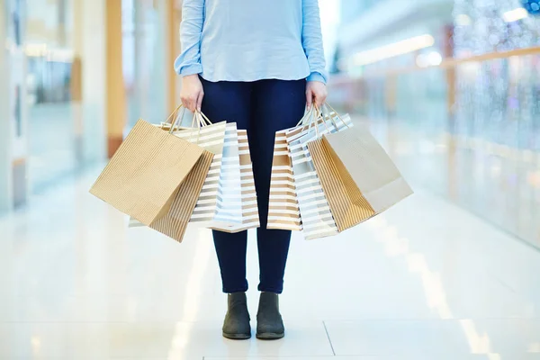 Comprador con bolsas de papel en el centro comercial — Foto de Stock