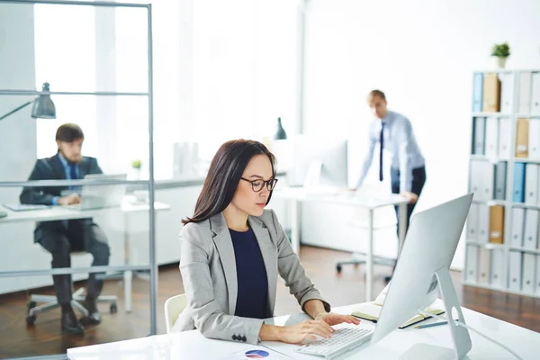 Asiática mujer de negocios trabajo —  Fotos de Stock