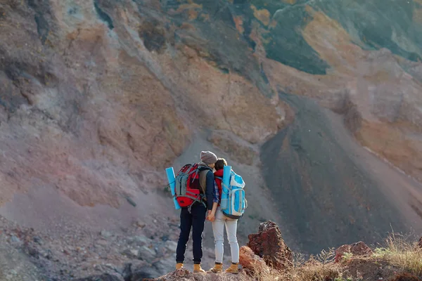 Tourist couple  in mountains — Stock Photo, Image