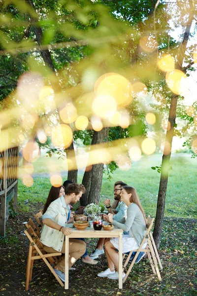 Freunde beim gemeinsamen Essen — Stockfoto