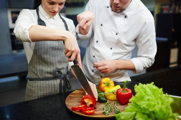 Frau schneidet frische Paprika — Stockfoto