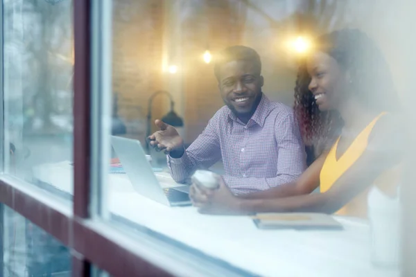 Empresarios afroamericanos con portátil — Foto de Stock