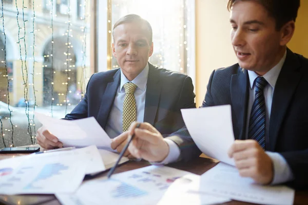 Zwei Banker mit Finanzdokumenten — Stockfoto