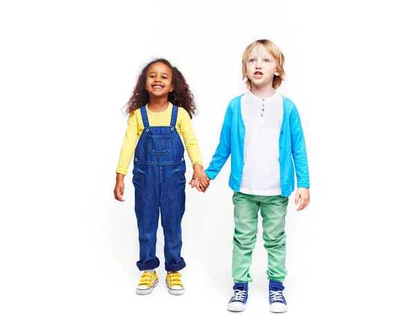 Små barn som håller hand — Stockfoto