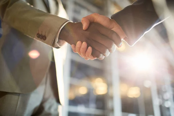 Dois comerciantes bem sucedidos handshaking — Fotografia de Stock