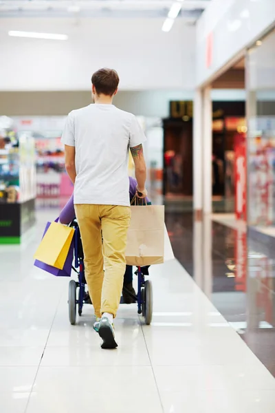 Hombre llevando bolsas de compras — Foto de Stock
