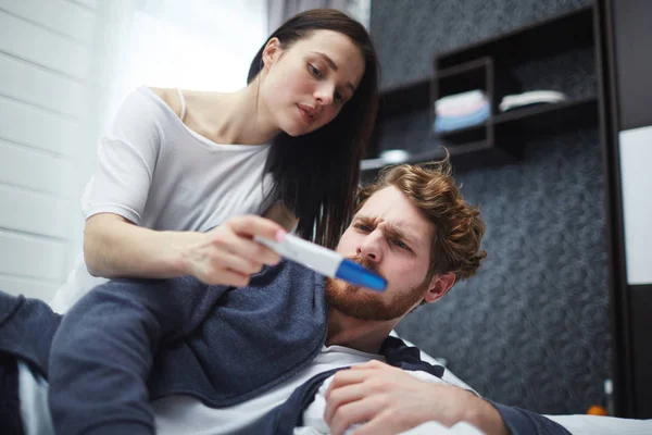 Hombre escéptico frunciendo el ceño — Foto de Stock