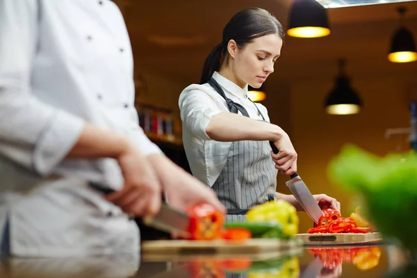 Werknemer snijden verse peper — Stockfoto