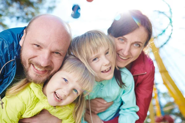 Familie verbringt sonnigen Tag zusammen — Stockfoto