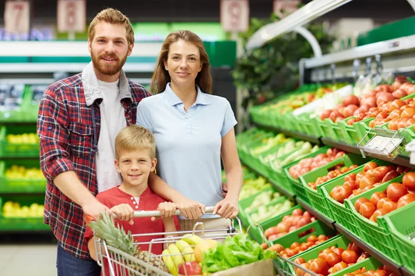 Family with full shopping trolley — Stock Photo, Image