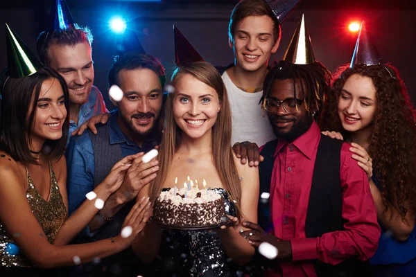 Vrienden op het verjaardagsfeest — Stockfoto