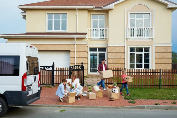Stora familj flyttar i nya hus — Stockfoto