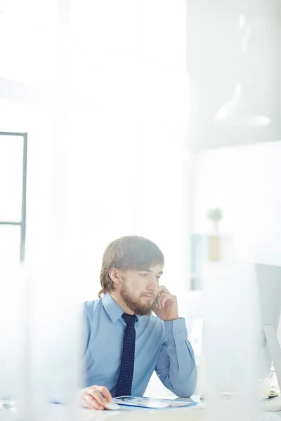 Upptagen ung affärsman — Stockfoto