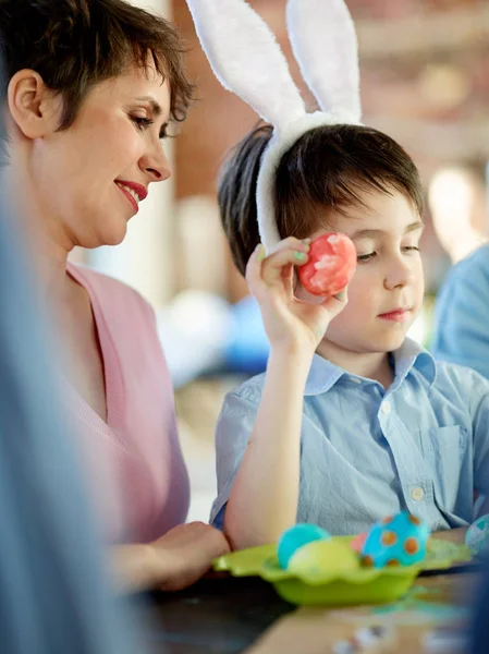 Carino coniglietto ragazzo con uovo di Pasqua dipinto — Foto Stock