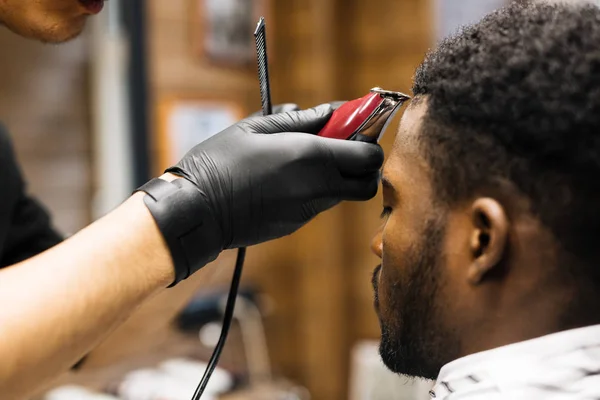Cliente servido na barbearia — Fotografia de Stock