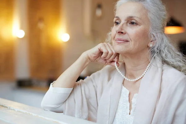 Mujer madura elegante que descansa — Foto de Stock