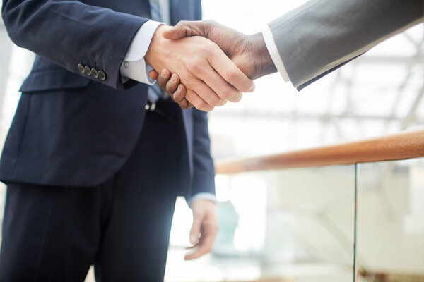 рукопожатие после заключения делового соглашения
