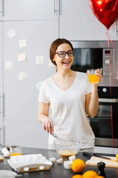 Housewife with glass of juice — Stock Photo, Image