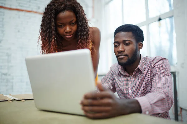 Afrikanska amerikanska affärsmän med laptop — Stockfoto