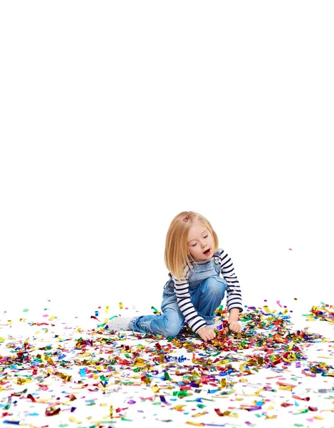 Anielskie dziecko grając z konfetti — Zdjęcie stockowe